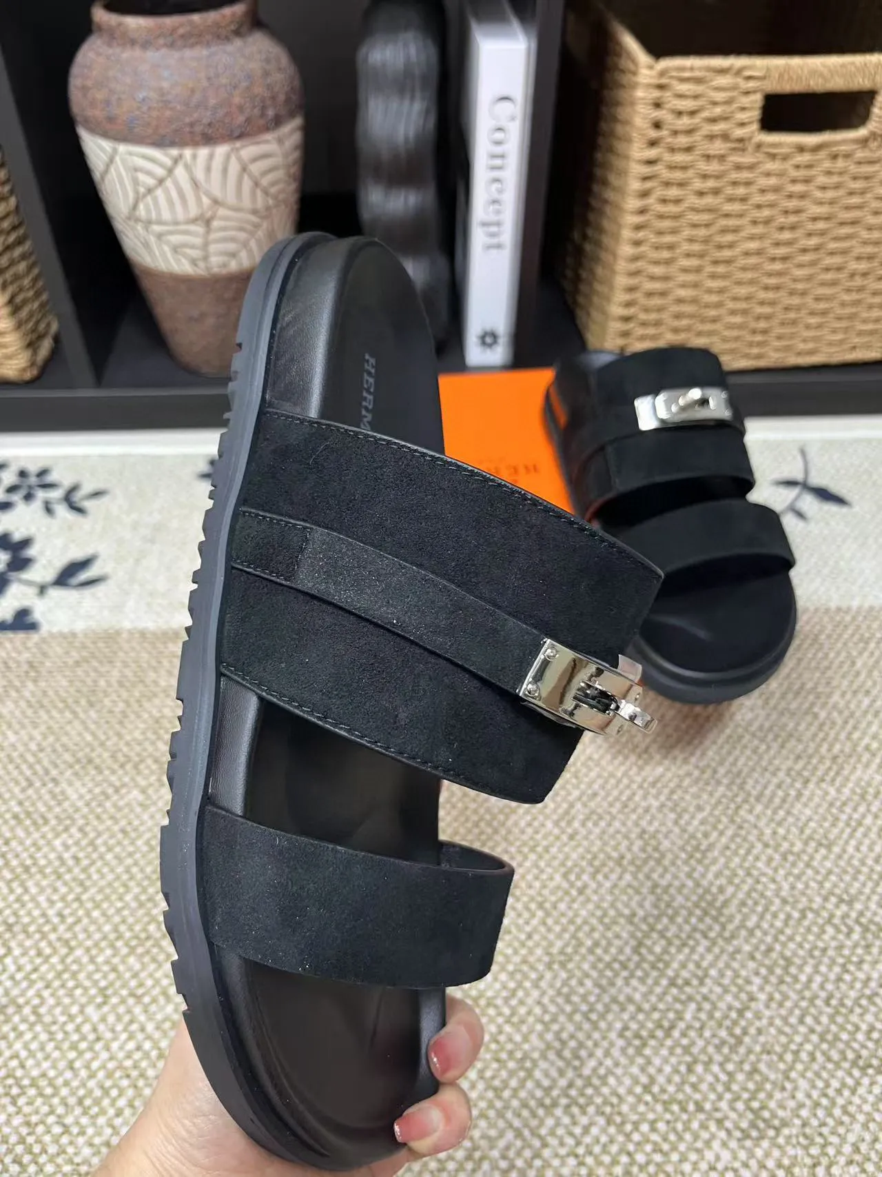Factory price: 340💰Long-term availability Hermes men's Kazimir slippers for couples - top quality, Hermès woven calfskin functional sandals. The interwoven upper inspired by the "H" iconic pattern creates a casual look, which can be said to be a good companion for summer. Imported cowhide + cowhide lining + TU men's shoes💰Outsole Size: 35-46